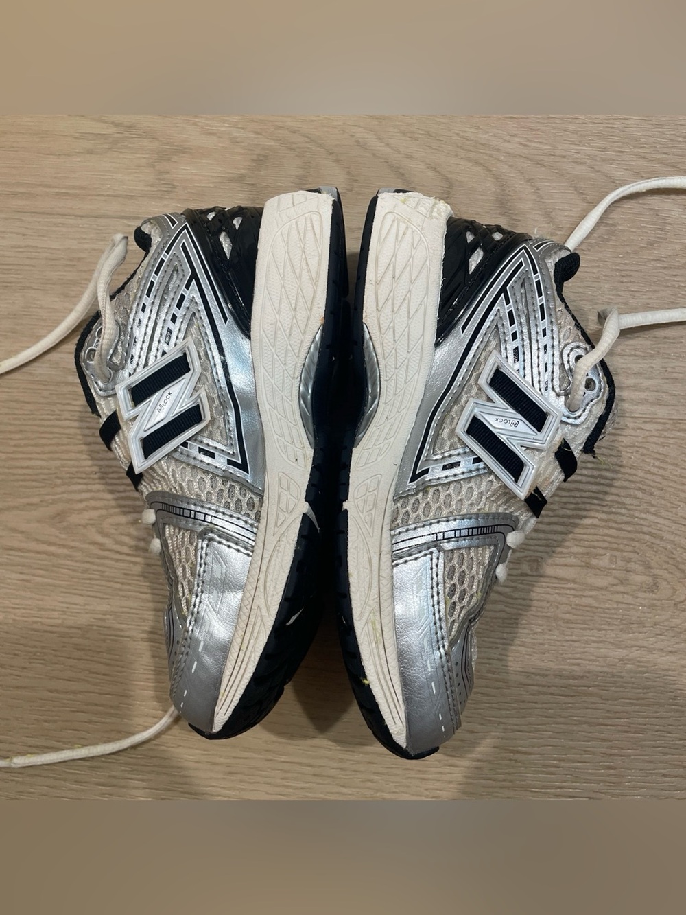 New Balance Men’s Silver & Black Athletic Running Shoes